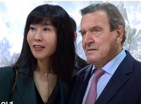 슈뢰더 전 독일 총리와 배우자 김소연씨. 연합뉴스 TV 캡처